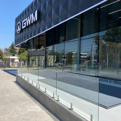 Nuestra pasión es la excelencia. Cada baranda de cristal de Openvista es una promesa de calidad y visión ininterrumpida.