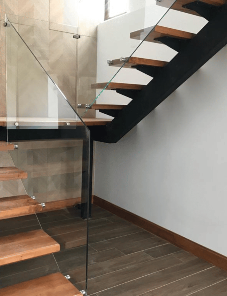 Baranda de cristal para escalera moderna con pasamanos.